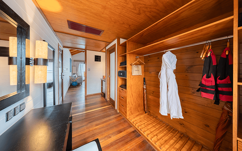 meerujacuzziwatervillainterior4 compressed