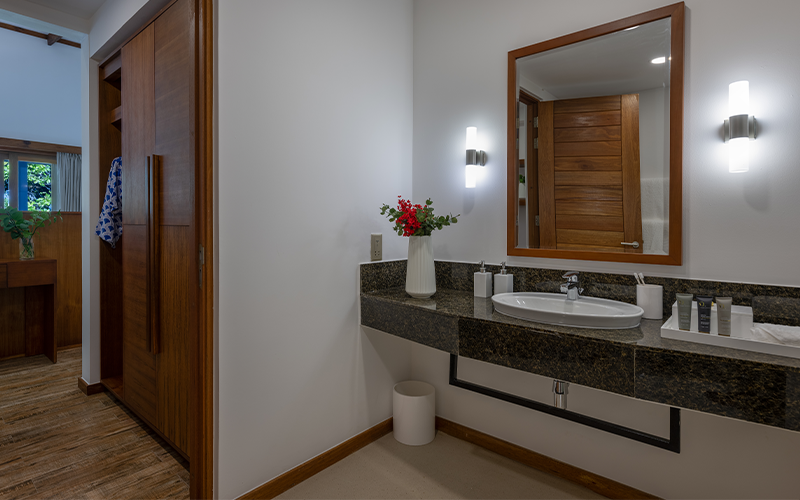 sunset sky suite bathroom & changing area