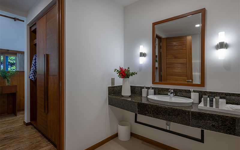 sunset sky suite bathroom & changing area