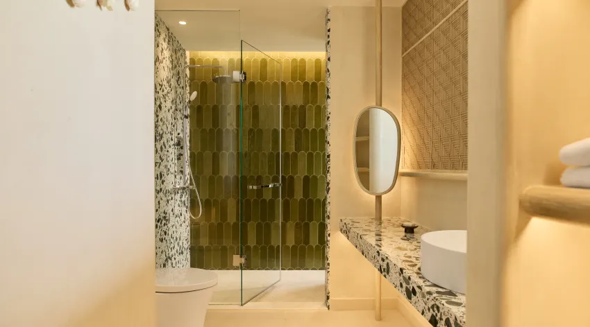03 cmlm mirage beachfront room bathroom.jpg