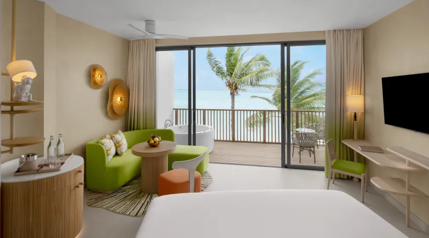 05 cmlm mirage panoramic room with jacuzzi 01.jpg