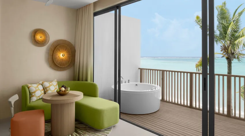 05 cmlm mirage panoramic room with jacuzzi 03 0.jpg