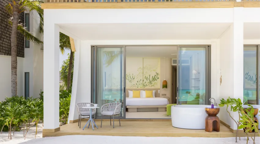 06 cmlm mirage beachfront room with jacuzzi 01 (1).jpg