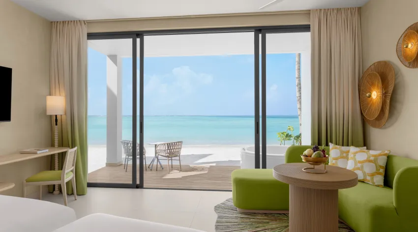 06 cmlm mirage beachfront room with jacuzzi 02 (1).jpg